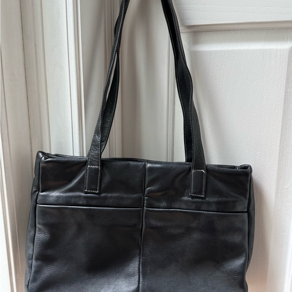 Perlina Black Shoulder Bag with Structured Design
